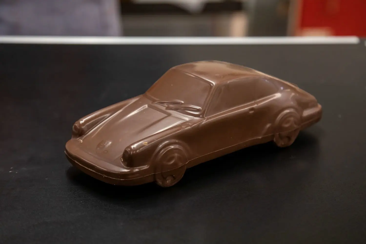 Ob Porsche oder Weihnachts­taler – alles ist handgemacht, was in der Konditorei Tiffany´s verkauft wird. Katrin und Uwe Naas betreiben das Café und verarbeiten nur noch Schokolade, nach eigenem Rezept hergestellt.