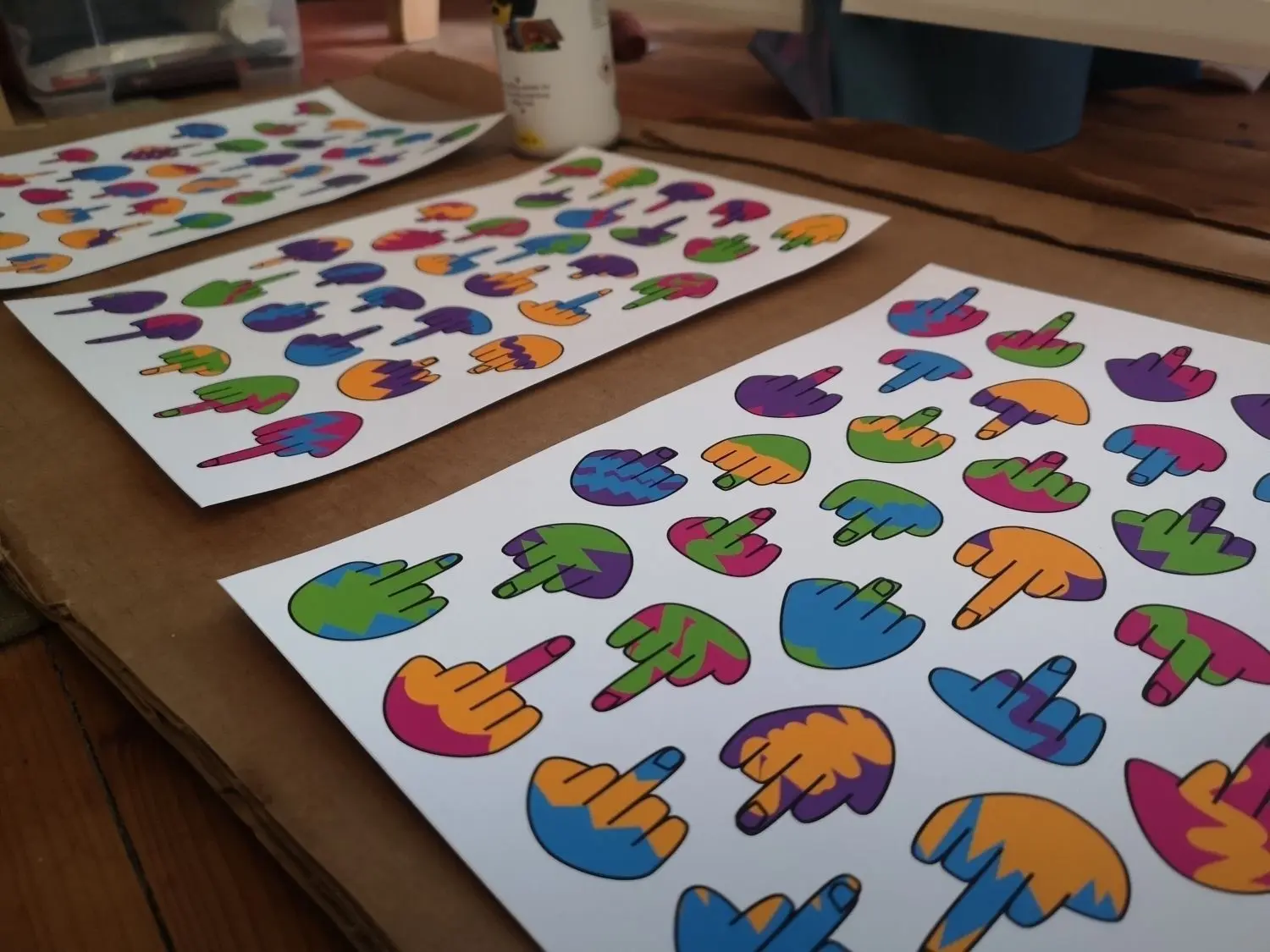 Auch Sticker lassen sich aus den Mittelfingern anfertigen.