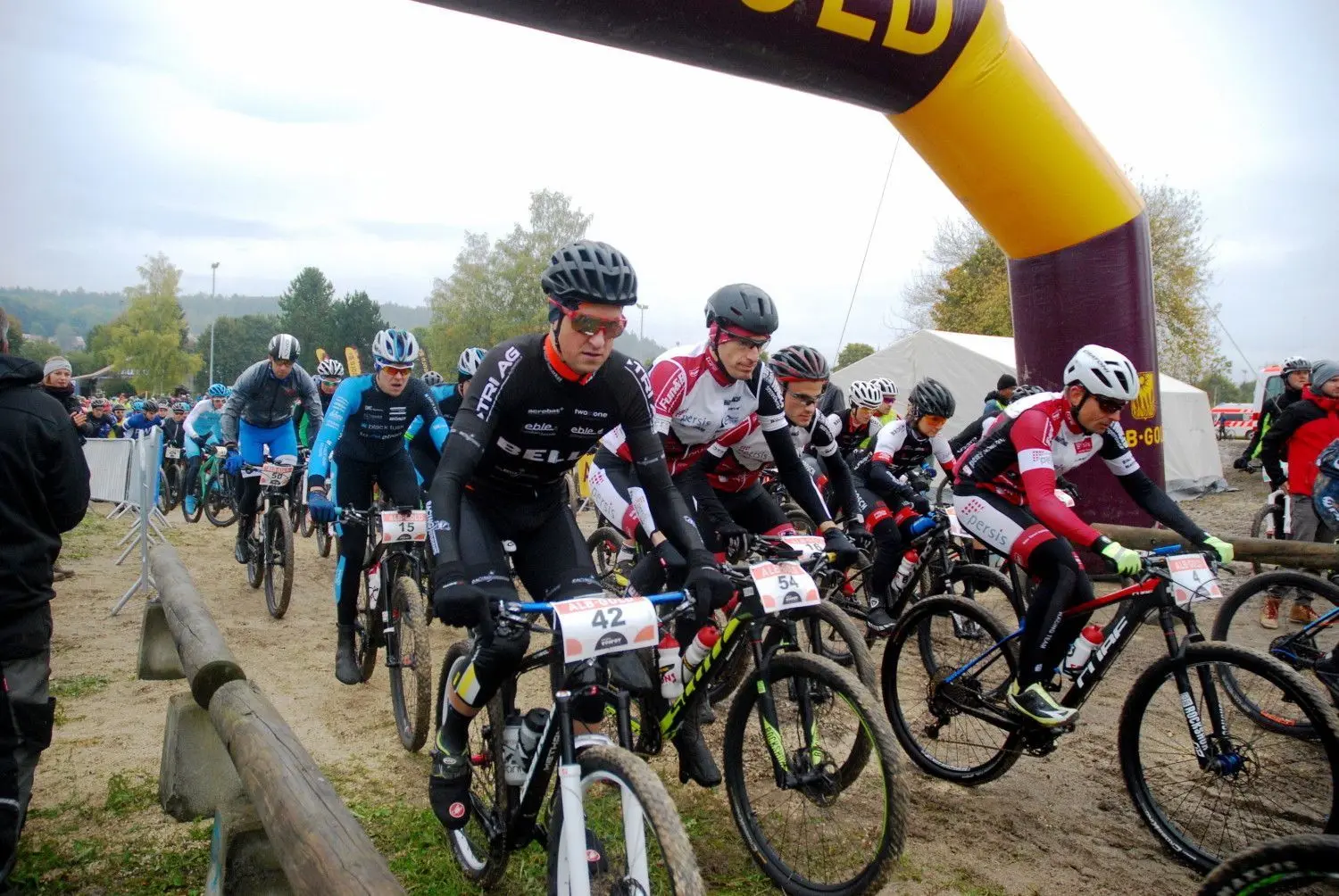 Der Start auf der Langdistanz über 88 Kilometer. Zahlreiche Mountainbiker gingen auf die Strecke – am meisten Radler zog allerdings die Kurzdistanz über 43 Kilometer an. Fast 400 Mountainbiker gingen da an den Start. Mehr Informationen zu den Rennen gibt es im Lokalsport.
