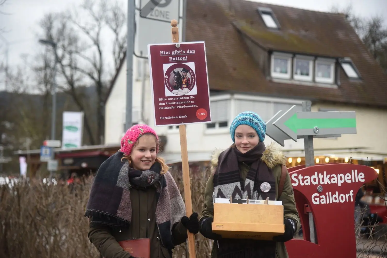 Am Donnerstag gibt es die Sonderbeilage zum 83. Gaildorfer Pferdemarkt. Den neuen Pferdemarktbutton gibt’s am Wochenende und jetzt bei der Sparkasse und der Tourist-Info im Alten Schloss.⇥