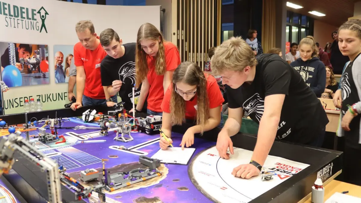 Die „German EAGles“ vom Ernst–Abbe–Gymnasium Oberkochen machten bei der „First Lego League“ in Süßen den ersten Platz. An zweiter Stelle landeten die Heldele Robotics aus Salach. ⇥
