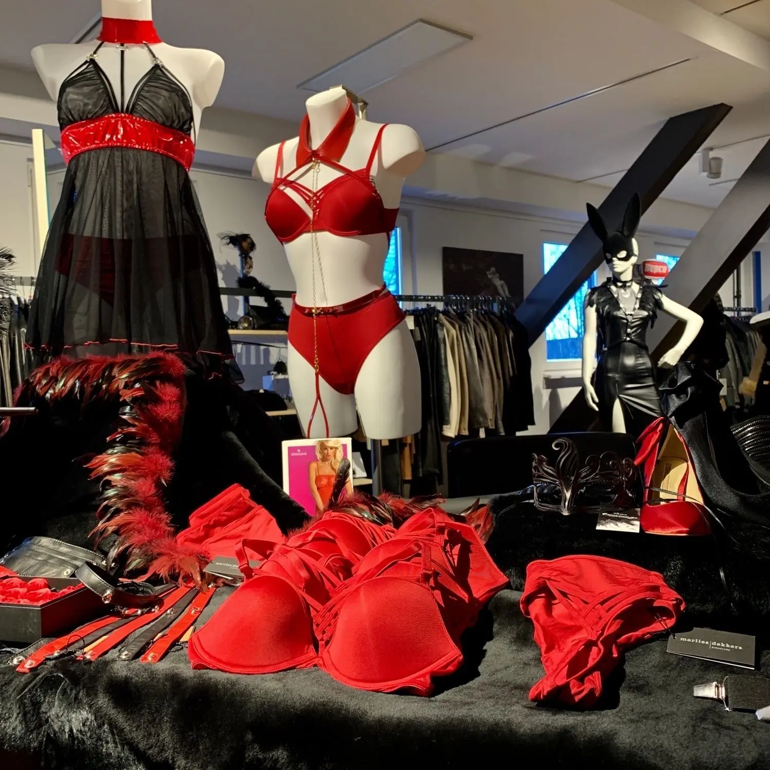Auch Unterwäsche gehört zum Warenangebot, genauso wie erotische Skulpturen und Gemälde sowie Schlüsselanhänger.