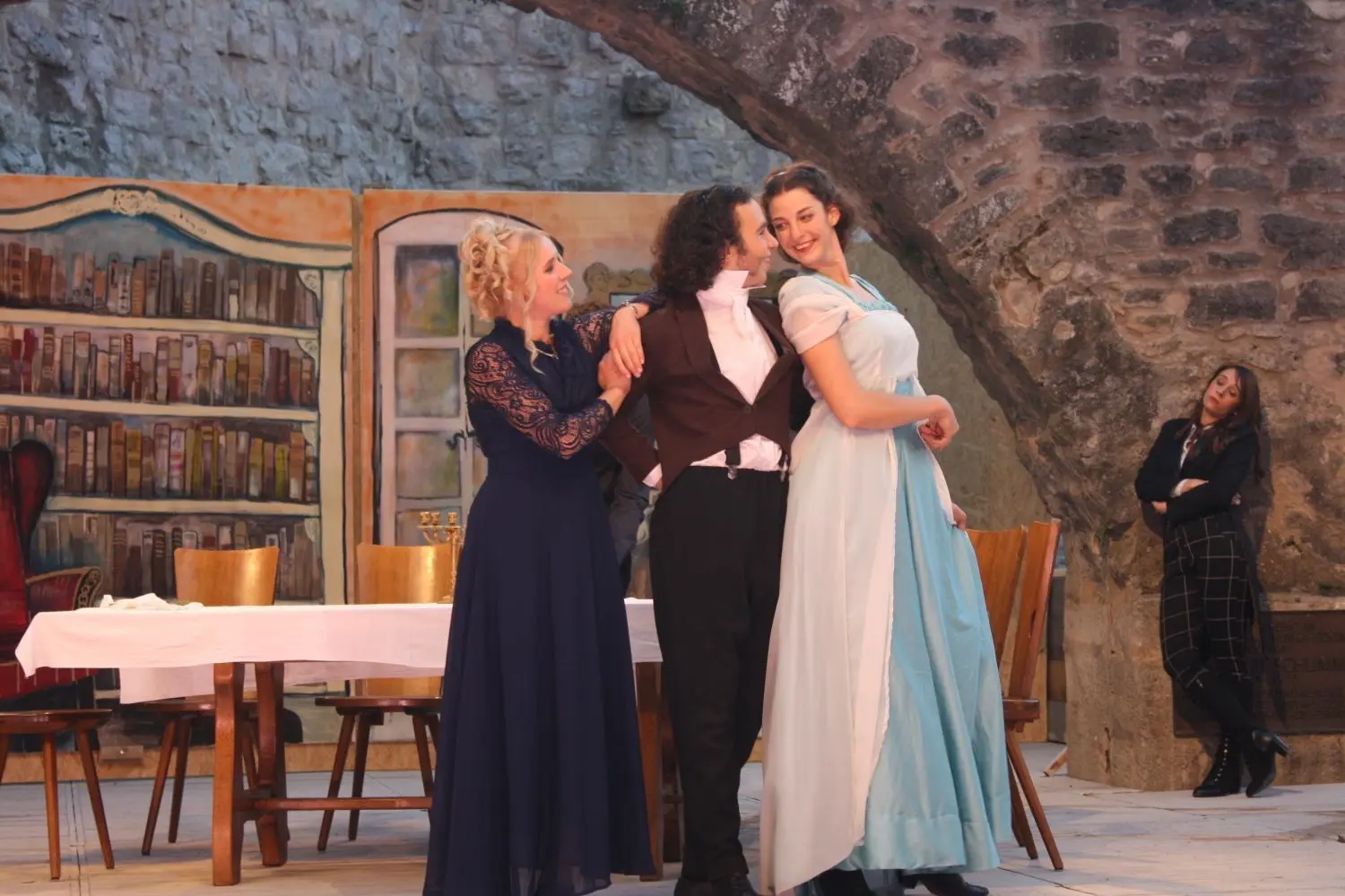 Mister Bingley (Jonathan Messerschmidt) könnte der hübschen Jane Bennet (Hannah Köhnlechner, rechts) schon gefallen. Bingleys Schwester Louisa (Camilla Flock) scheint nichts dagegen zu haben. Im Hintergrund wartet Tabea Lechner in der Rolle der Romanautorin Jane Austen auf ihren nächsten Auftritt.