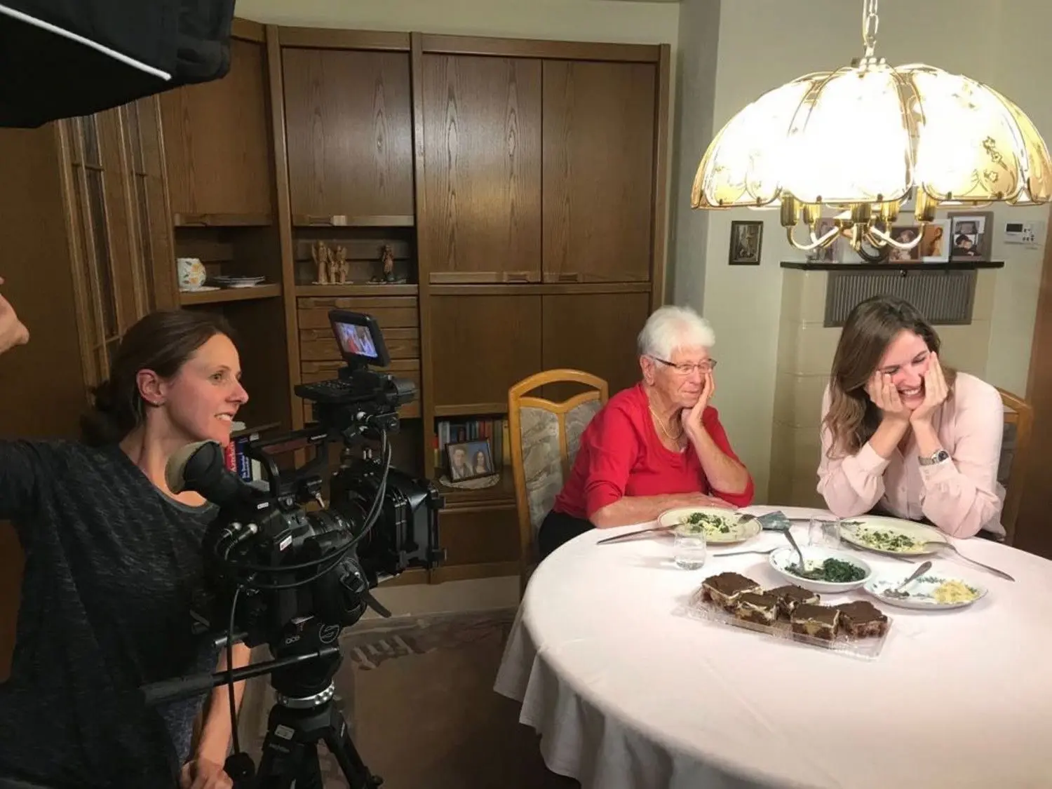 „Koch-Oma“ Thea Walter und ihre Enkelin Lisa hatten viel Spaß beim Fernsehdreh mit Kamerafrau Inchi Richter.