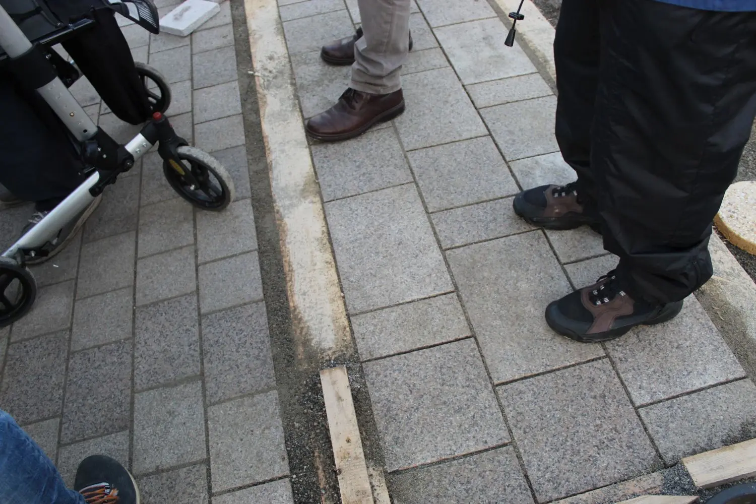 Granitstein aus China, verlegt im Reihenverband und zwar so wie rechts auf dem Bild zu sehen: Das ist die Wahl des Gemeinderates für die Pflasterung des Obertorplatzes.