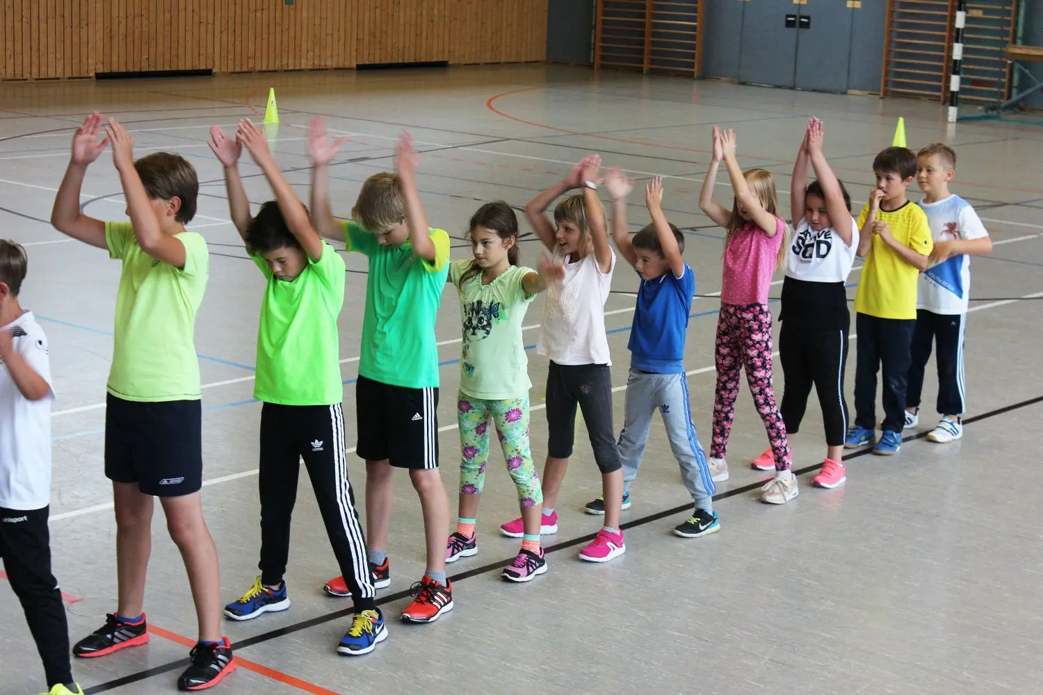 Die Hände in die Höhe – oder nicht? Bei dem Spiel „Cola… Fanta… Spezi… Sprite“ geht es um Konzentration und Ehrlichkeit zu sich selbst.⇥