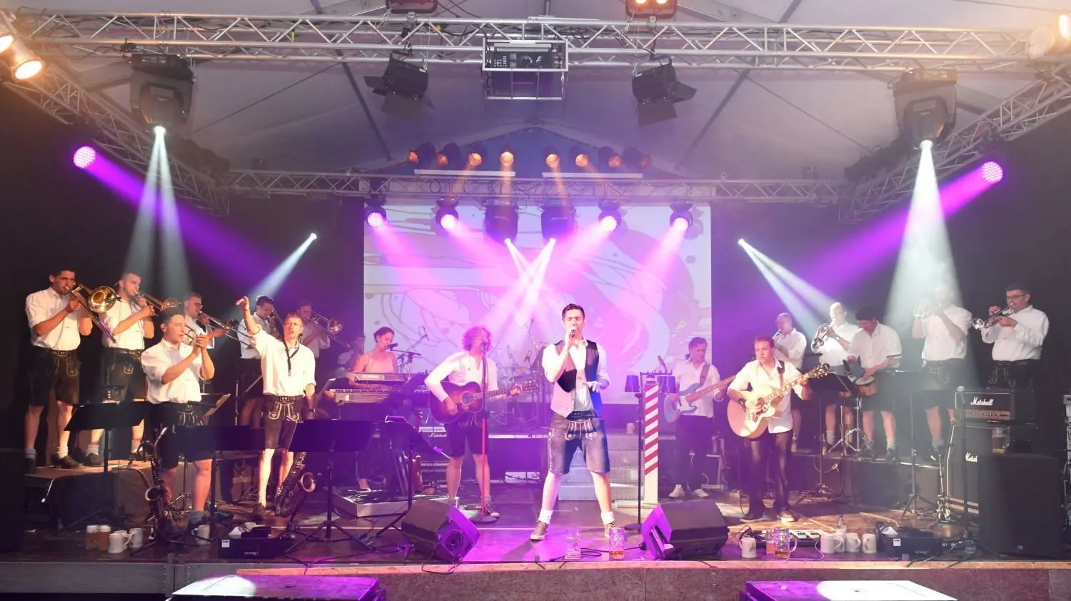 Party pur in Emerkingen: Abends wird im Festzelt stets ausgelassen gefeiert. 2018 heizten die „Schwindligen 15“ den Besuchern ordentlich ein, heuer legt am Freitag „d’r Graf vom Bussa“ die coolsten Hits der 90er Jahre auf. ⇥