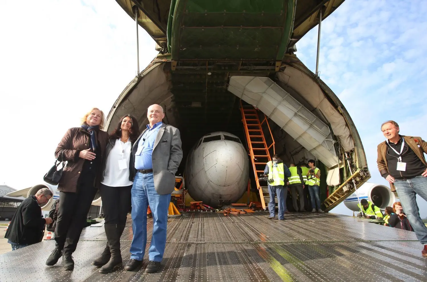 Bewegender Moment:  Gabriele von Lutzau (links), ehemalige Stewardess der 1977 entführten „Landshut“, kam vor drei Jahren gemeinsam mit der Ex-Passagierin Diana Müll und Ex-Co-Pilot Jürgen Vietor nach Friedrichshafen, nachdem die historische Maschine nach Deutschland überführt worden war. ⇥