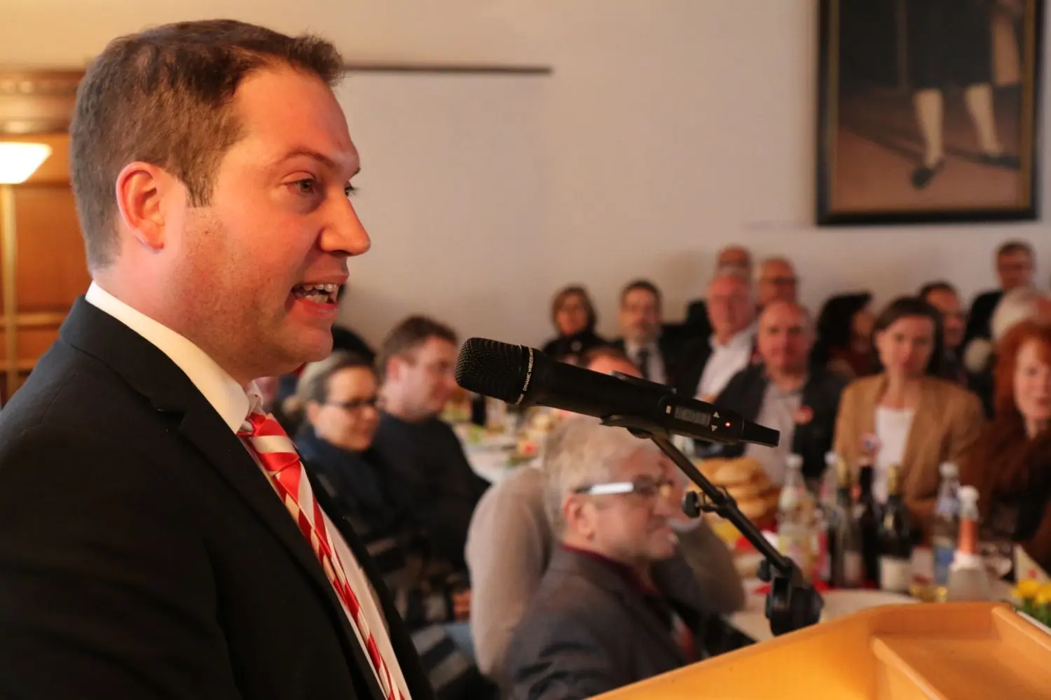 Bürgermeister Frank Zimmermann hält seine berüchtigte Pferdemarktrede.⇥