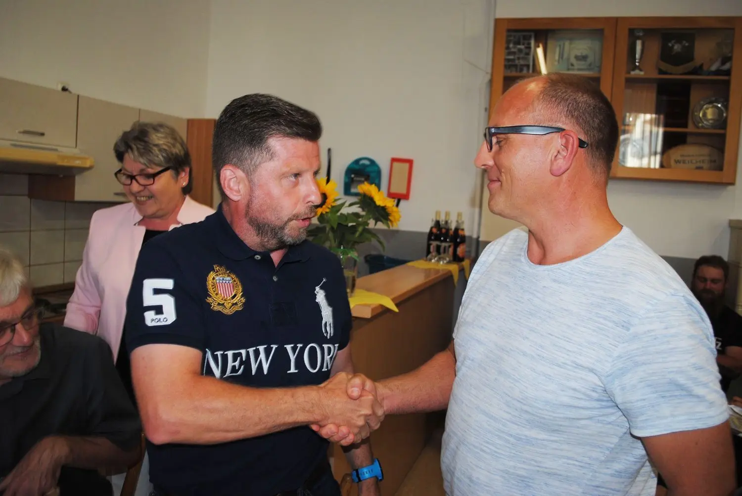 Die neuen starken Männer in Weilheim: Gerd Eberwein (rechts) ist designierter neuer Ortsvorsteher, Gratulant Michael Zinnebner sein erster Stellvertreter.⇥