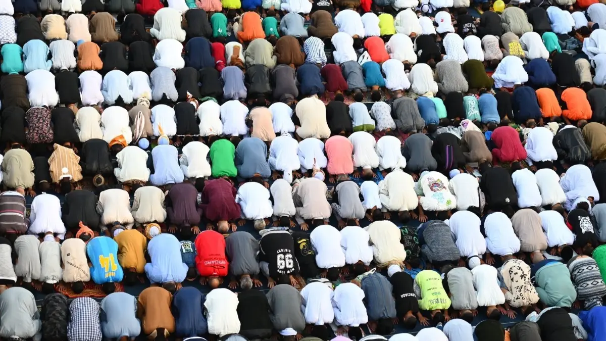 Jedes Jahr beten und fasten Muslime auf der ganzen Welt zum Ramadan. Wie lange dauert der Fastenmonat 2024? Alle Infos zum Fastenmonat in diesem Jahr gibt es hier.
Menschen verrichten in der Al-Zahra-Moschee das Eid al-Fitr-Gebet. Eid al-Fitr, das Fest des Fastenbrechens, markiert das Ende des heiligen Monats Ramadan. +++ dpa-Bildfunk +++