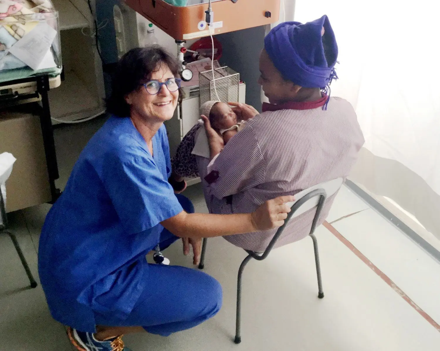 Beate Schneider im Gespräch mit einer Mutter, die ihr Neugeborenes versorgt. In der Klinik in Asmara gibt es pro Jahr etwa 8000 Geburten – in Tübingen etwa 2700. ⇥