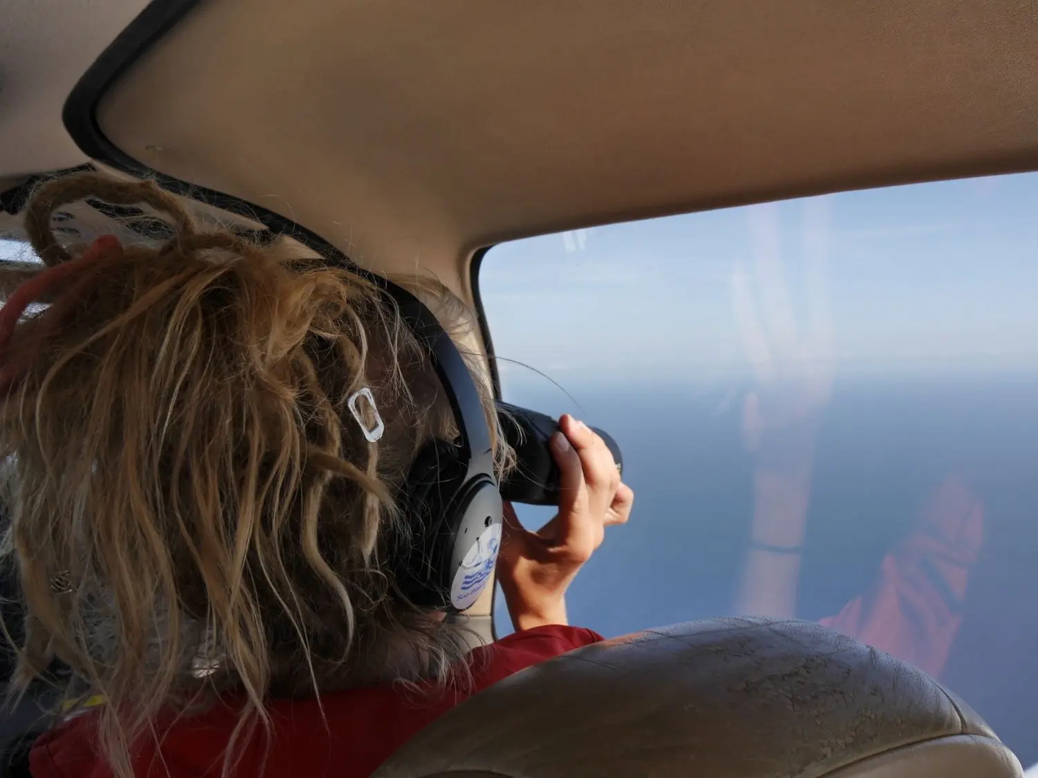 Einsatzleiterin Neeske Beckmann sucht mit dem Fernglas das Wasser ab. Nach Schiffen und Gummibooten. Vor kurzem hat die Crew eine Leiche, die im Wasser trieb, entdeckt.