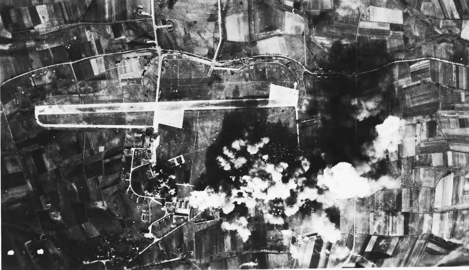 Vom Flugplatz Schwäbisch Hall-Hessental startete Oberfeldwebel Reimer am 2. Dezember 1944 seinen letzten Flug. Das Foto zeigt den Flugplatz 1945. ⇥