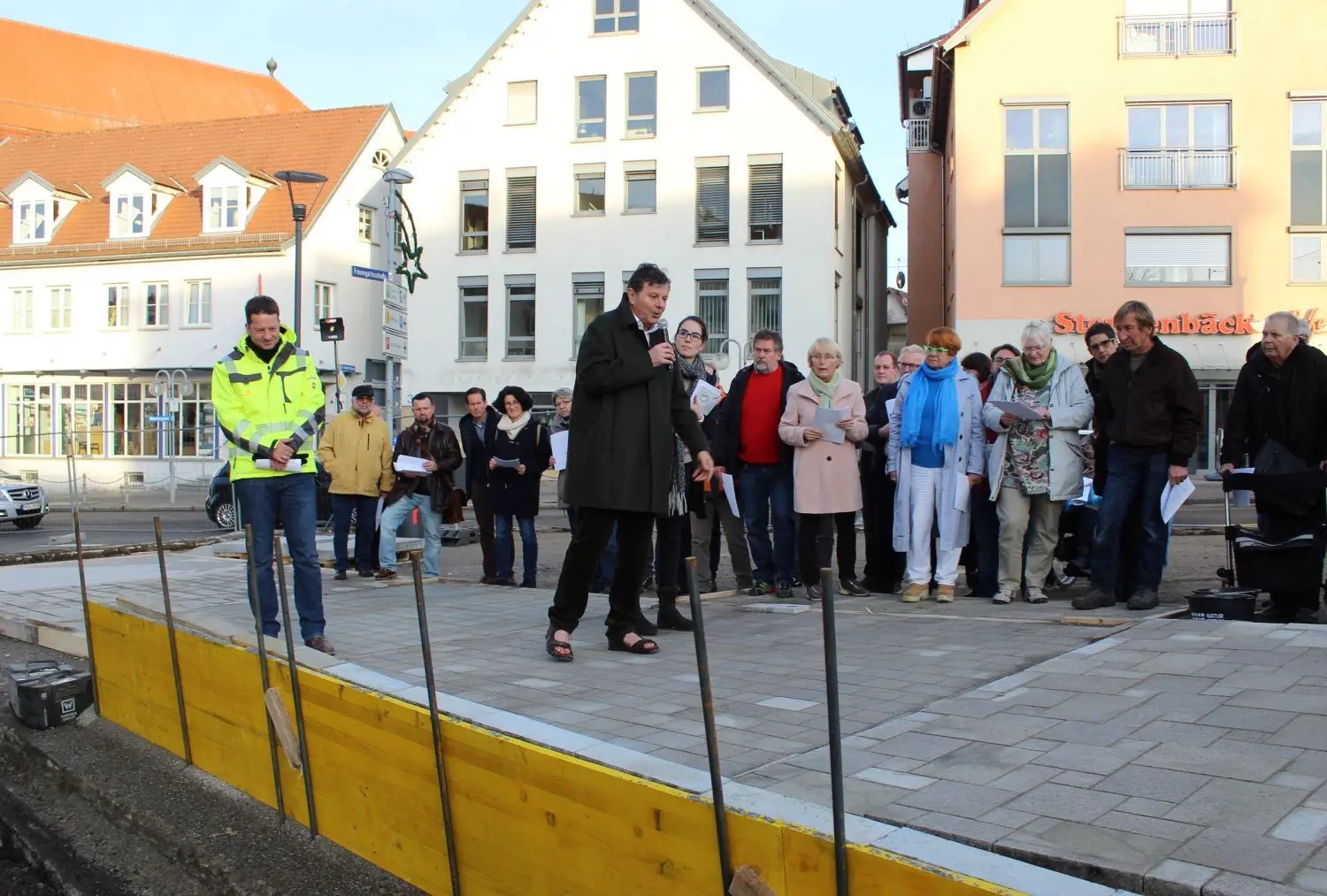 Der Hechinger Gemeinderat um Bürgermeister Philipp Hahn (links mit Leuchtweste) hatte eine öffentliche Sondersitzung auf dem Obertorplatz, um Pflaster, Mauersteine, Sitzbänke und Laternen auszuwählen. Erläuterungen gab Planer Johann Senner (im Vordergrund).