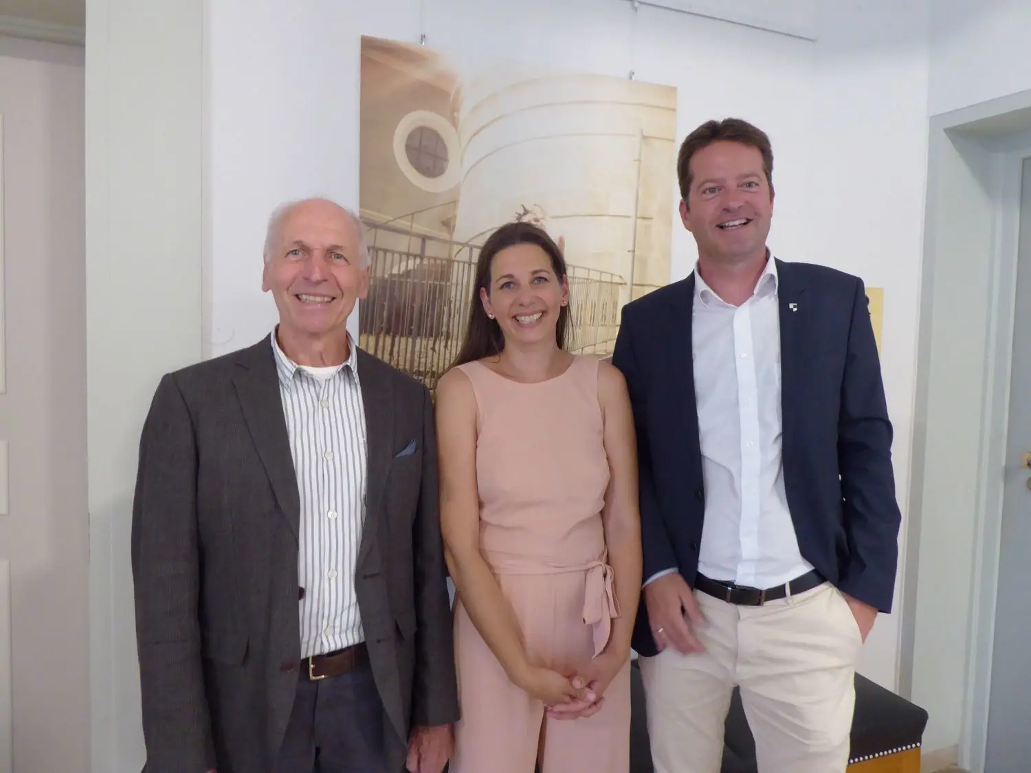 Das Trio von der Eröffnung: Laudator Peter Rall, Nadine Ottenbreit und Bürgermeister Philipp Hahn (von links).⇥