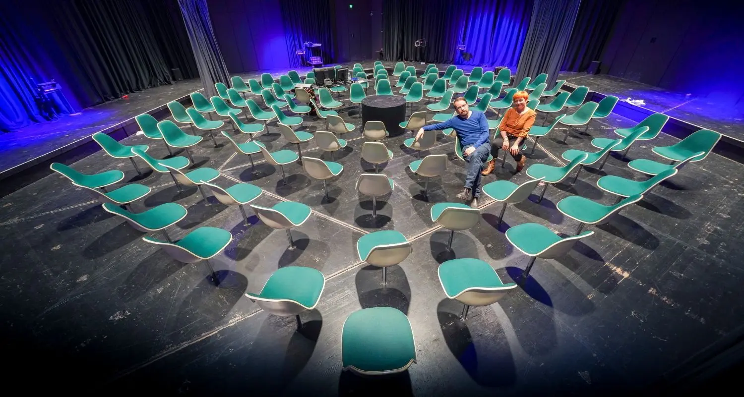 Die magische Black Box: Das Podium galt 1969 als einer der modernsten Theaterräume Deutschlands. Schauspieldirektor Jaspar Brandis und Bühnenbildnerin Petra Mollérus sitzen auf den noch originalen Drehstühlen.⇥