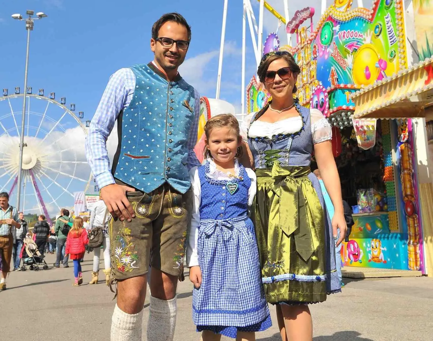 Vater, Mutter, Kind – die ganze Familie geht im Trachtenlook auf den Wasen.