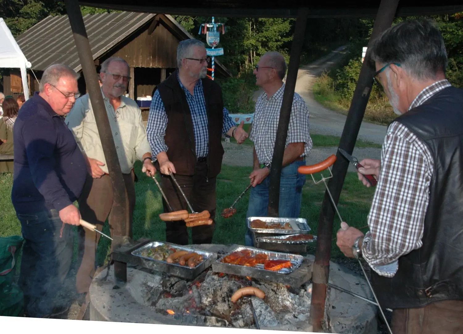 Offensichtlich ausschließlich Männersache: Würstegrillen statt Nordic Walking auf dem Bollemer Wasen.⇥
