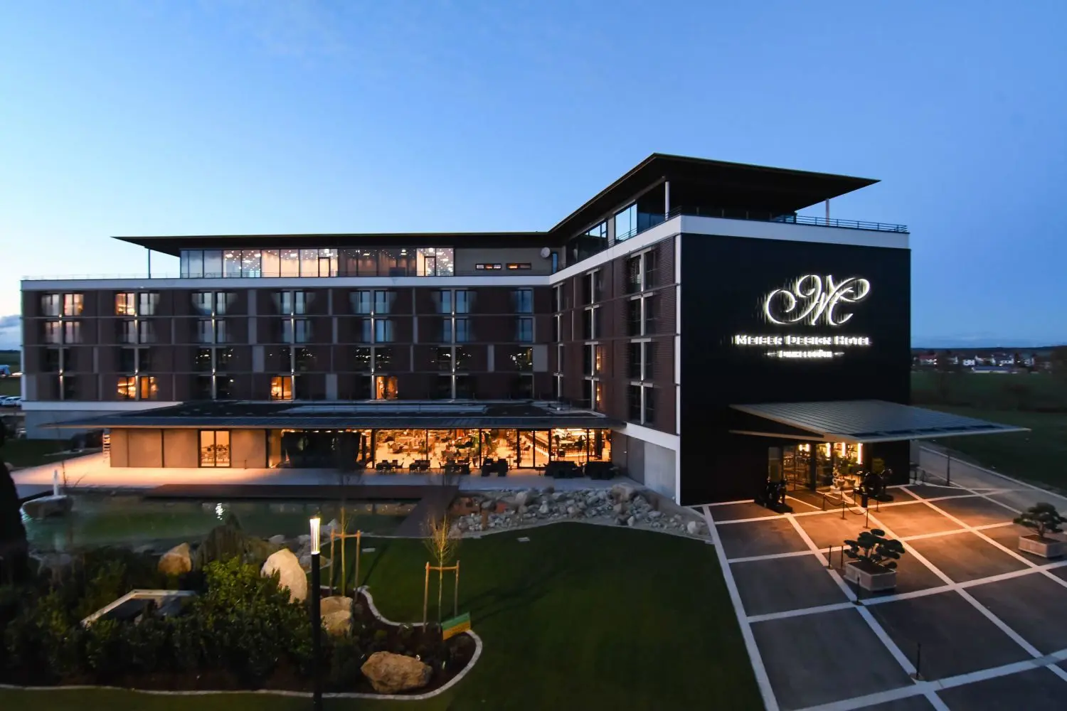 Im „Meiser Design Hotel“ im Dinkelsbühler Visiopark sind derzeit rund 50 Mitarbeiter beschäftigt. Das 4-Sterne-Haus hat einen Restaurantbereich mit Open-Kitchen, eine 24 Stunden-Rezeption und ist 365 Tage im Jahr geöffnet.