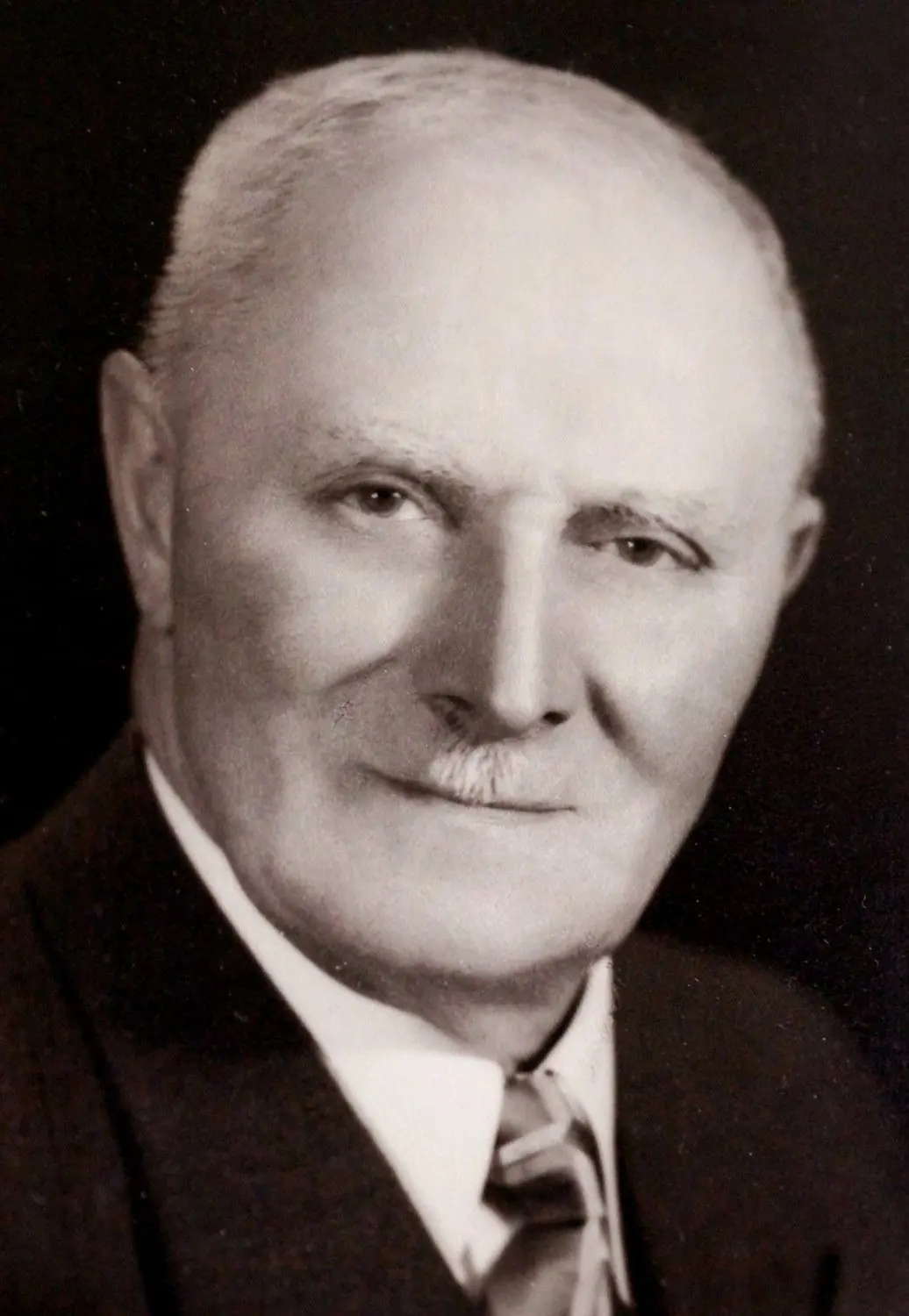 Franz Bail (23. Januar 1884 – 17. Februar 1981) an Weihnachten 1956. Damals hatte er sich gerade aus dem Geschäft zurückgezogen.