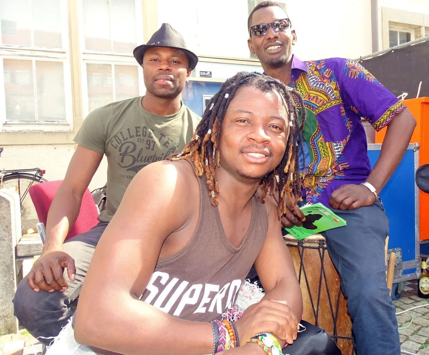 Bakary Koné (rechts) erzählt musizierend von Burkina Faso.
