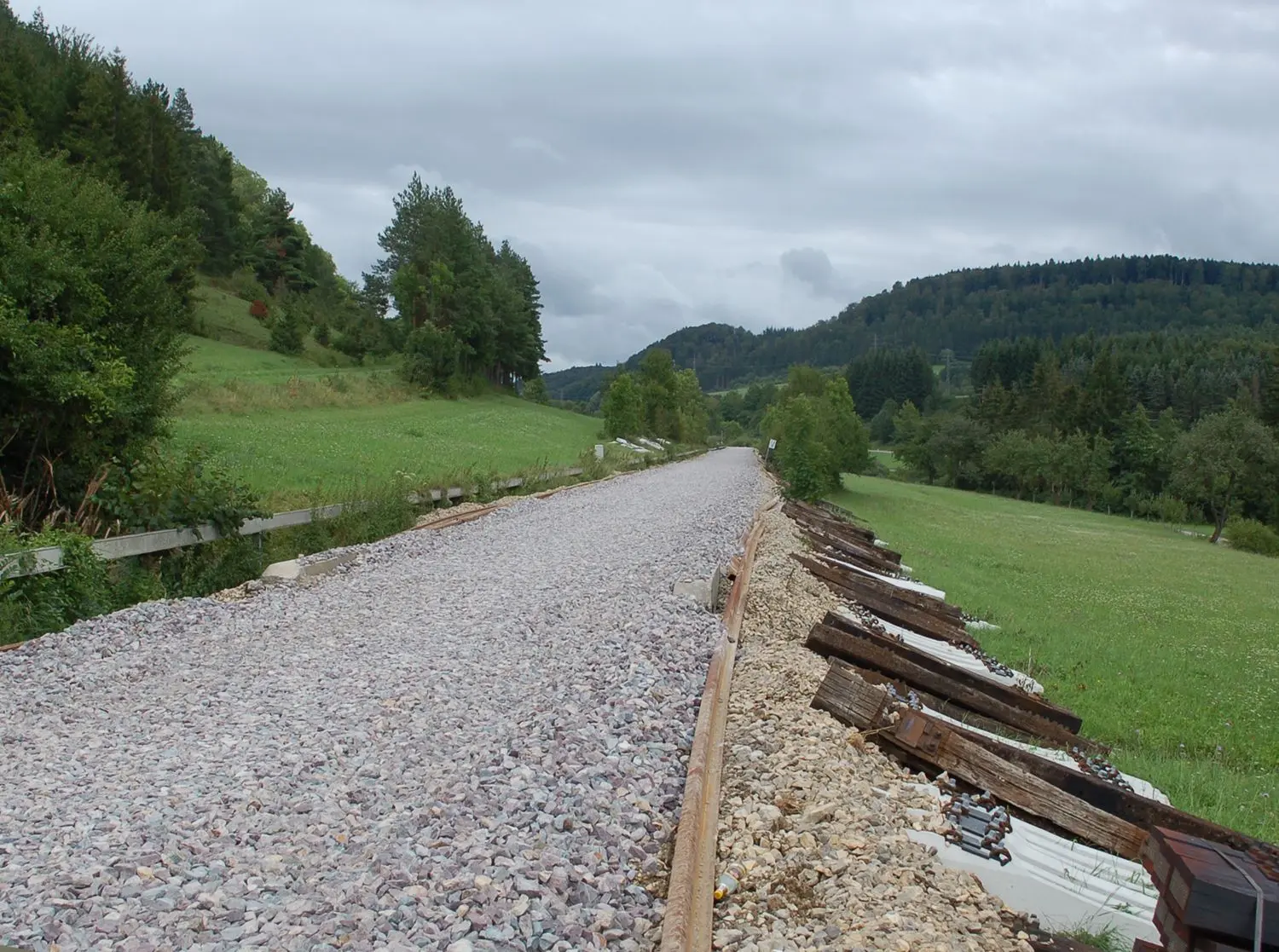 Noch ist die Strecke „lastwagentauglich“. Bald liegen auch hier Gleise.