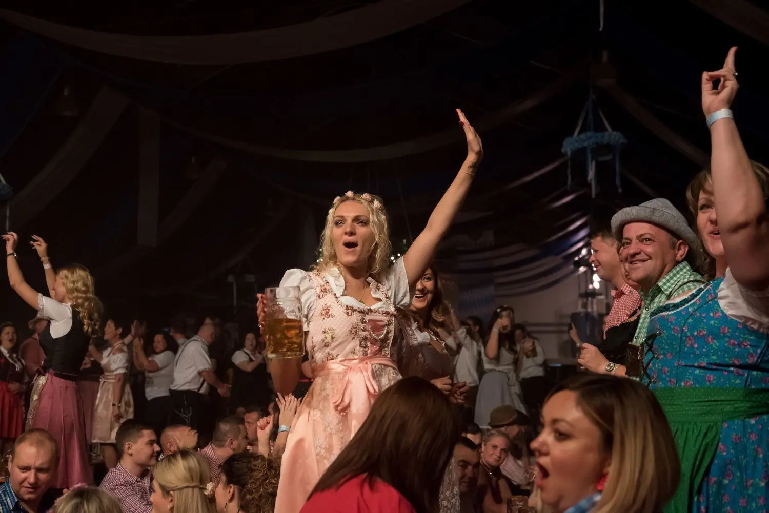 Sitzen fällt schwer beim Oktoberfest. Höchstens zum Essen nimmt man mal Platz. Gefeiert wird vor allem auf den Bänken. ⇥