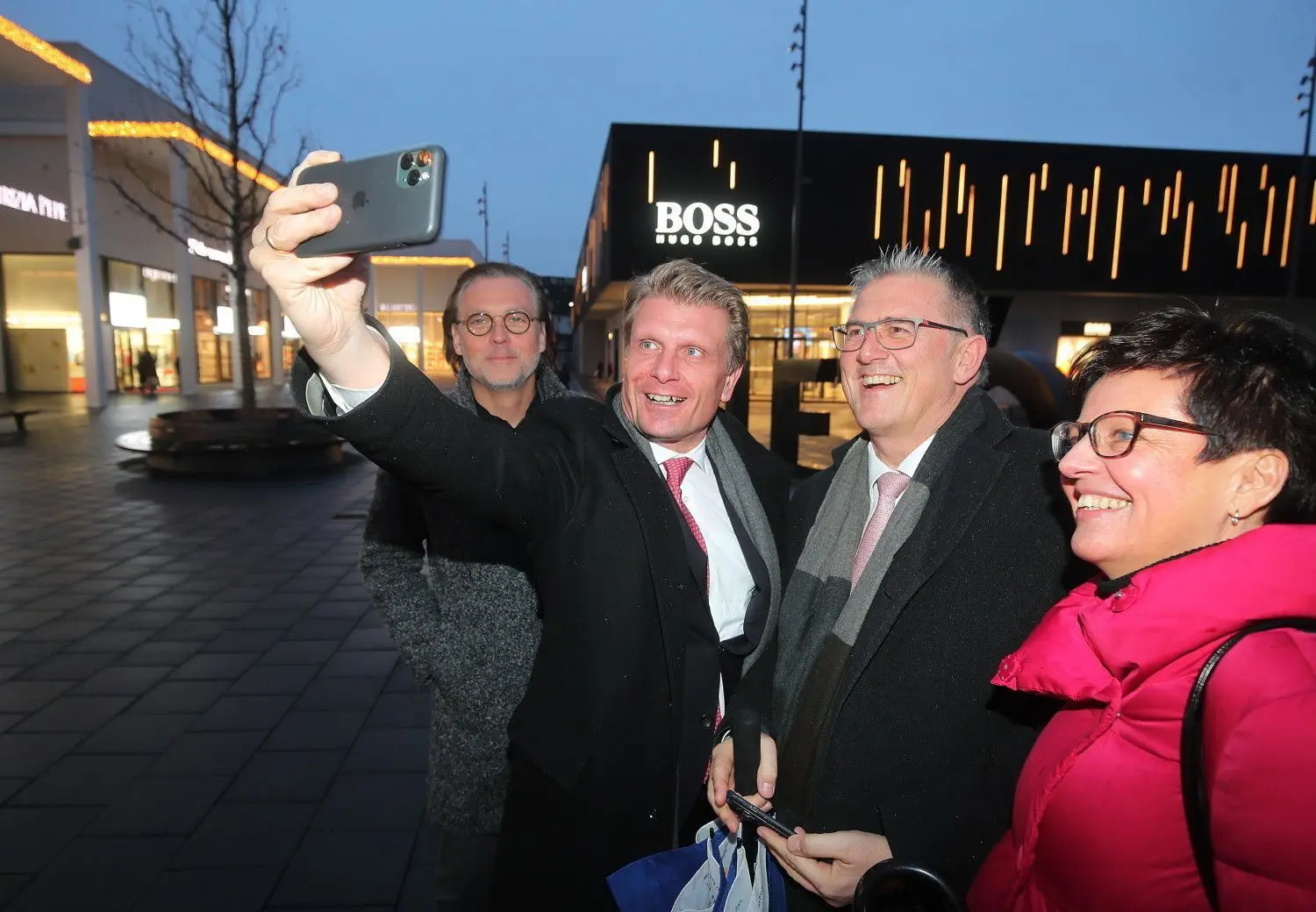 An manchen Tagen ist die Menschenmasse in der Outletcity gewaltig. Dann ist auch auf den Straßen mehr los, als den Anwohnern lieb ist (Bild oben). Eine Delegation der CDU besucht die Outletcity, von links: Stefan Hoffmann, Thomas Bareiß, Michael Donth und Karin Theiss.⇥