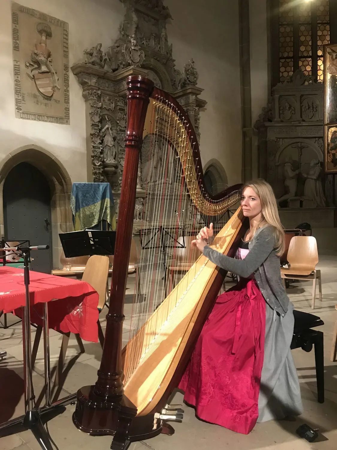 Barbara Gasteiger sorgte an der Harfe für andächtige, solistische Zwischenspiele in der Johanneskirche.