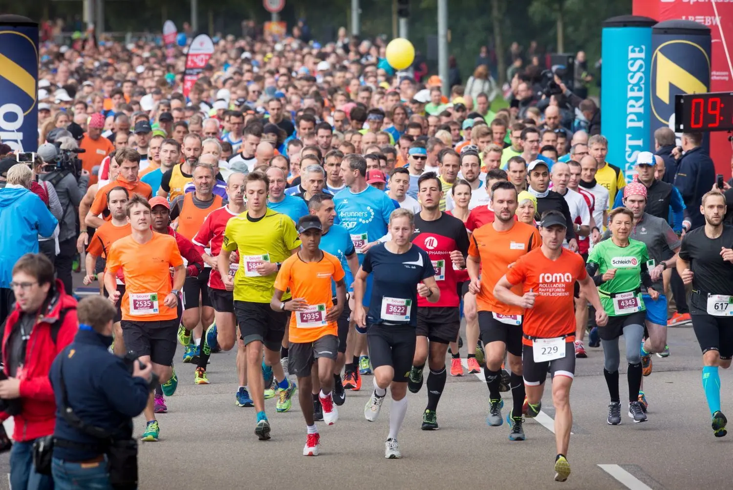 Kurz nach 9.10 Uhr an der Messe: Start der Marathon- und Halbmarathon-Läufer.