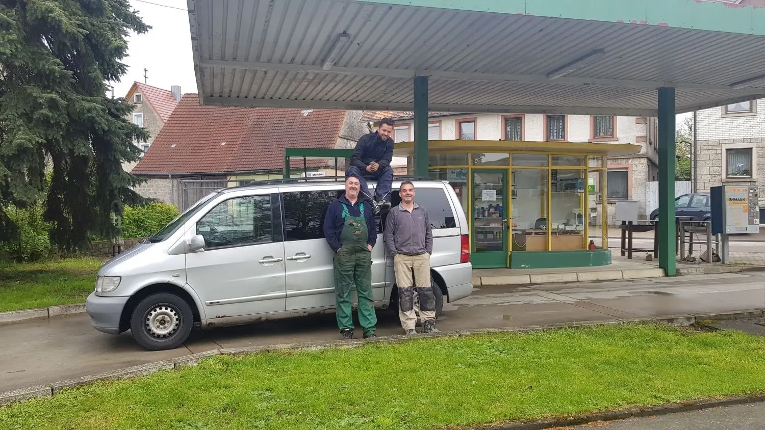„Die Drei von der Tankstelle“: Volker Wirsching, Leonhard Quaiser und Holger Kern (im Bild von links) in Spielbach vor dem Mercedes-Bus namens „Manni“, mit dem das Trio bei der Rallye „Dust and Diesel“ 18 Tage lang in Westafrika unterwegs ist. ⇥