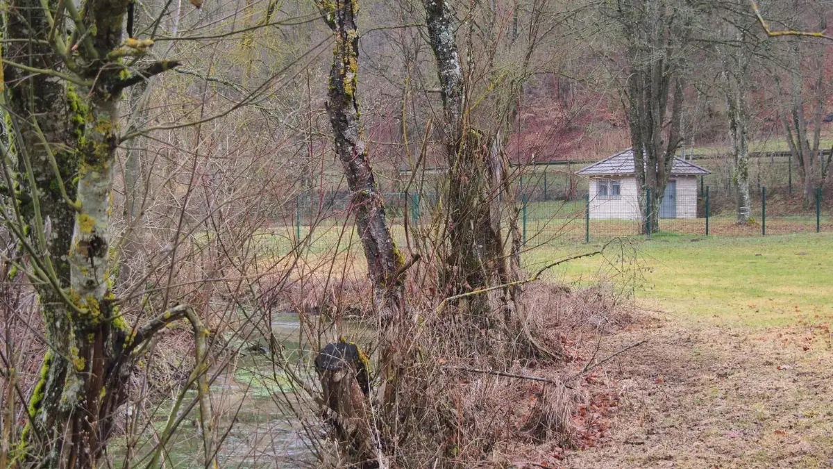 Die Quelle „Schwarzer Weiher“ bei Gundershofen. Dort fördert die Albwasserversorgungsgruppe 8/9 ihr Wasser, Pumpen bringen es ins Schmiechtal und auf die Albhochfläche.
Wasserversorgung - Wasserreservoir -
