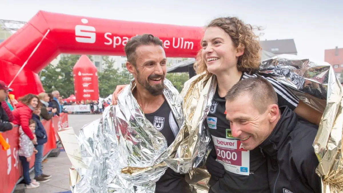 Die ersten Glückwünsche für Alina Reh gab’s von Trainingspartner Darko Tesic (links) und Trainer Jürgen Austin–Kerl.