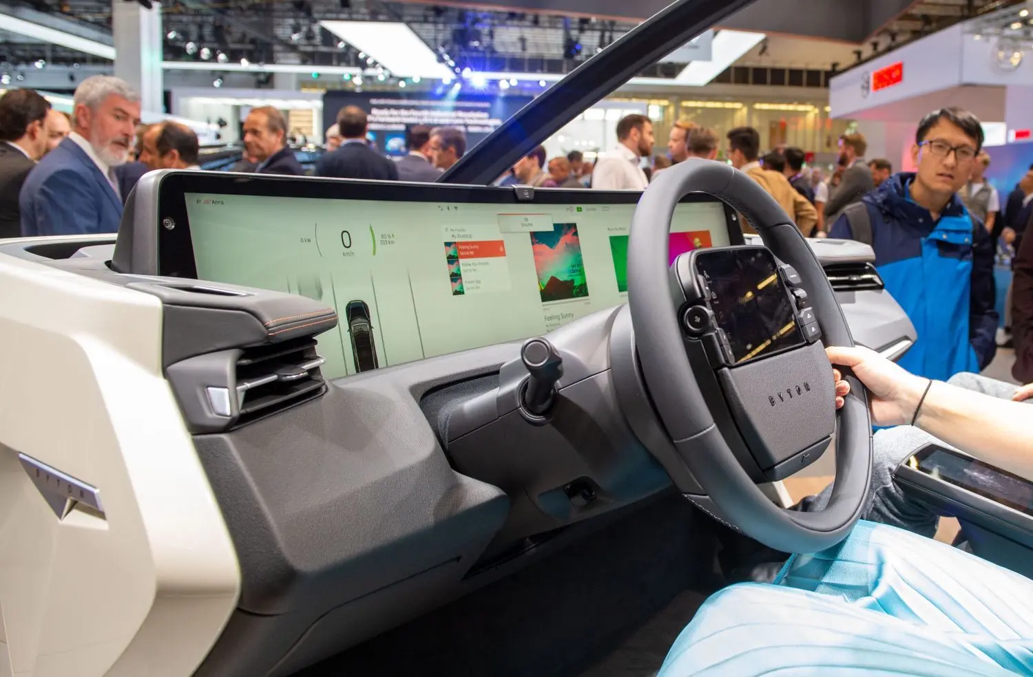 Beim chinesischen Elektroauto-Entwickler Byton ist das Erkennungsmerkmal der große Bildschirm im Cockpit. ⇥