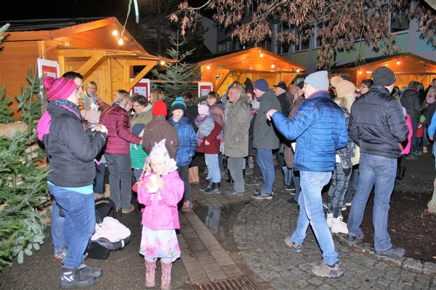 „Essen und Trinken für einen guten Zweck“ heißt es beim ersten Unterroter Adventstreff im weihnachtlich dekorierten Hof der Bühläckerschule. Die Premiere wird ein voller Erfolg.⇥