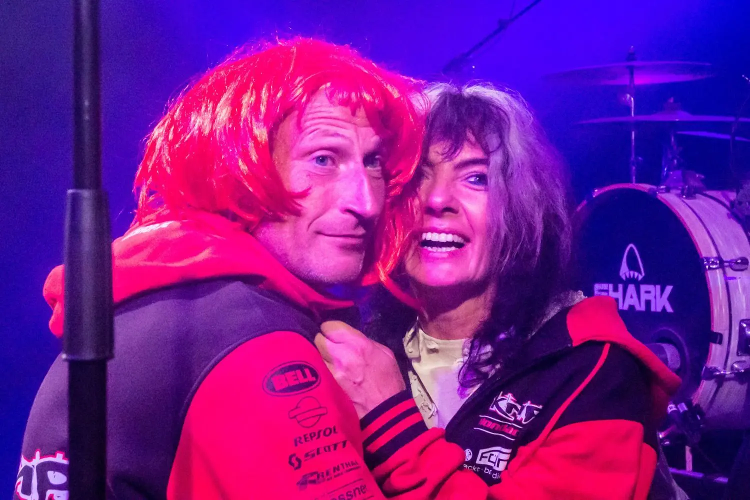 Sandra macht ihrem Kurt auf der Bühne im Festzelt einen Heiratsantrag.