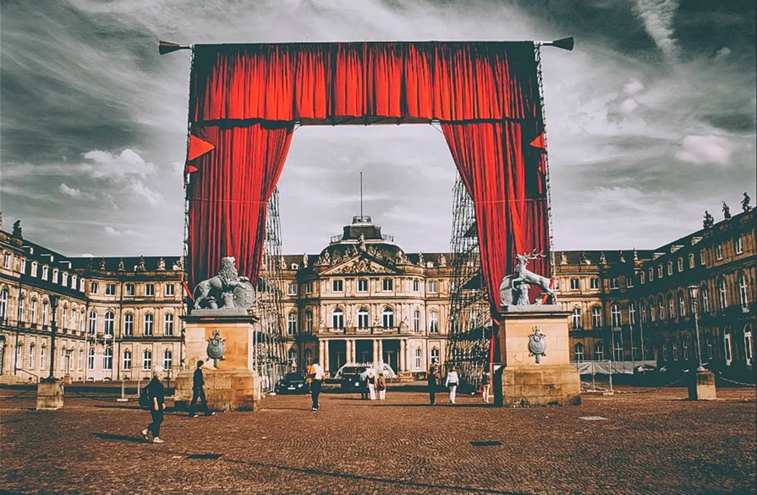 Auch Sonderkonstruktionen – wie hier im Bild für die größte Gardine der Welt vor dem Neuen Schloss in Stuttgart – gehören zum Job eines Gerüstbauers.