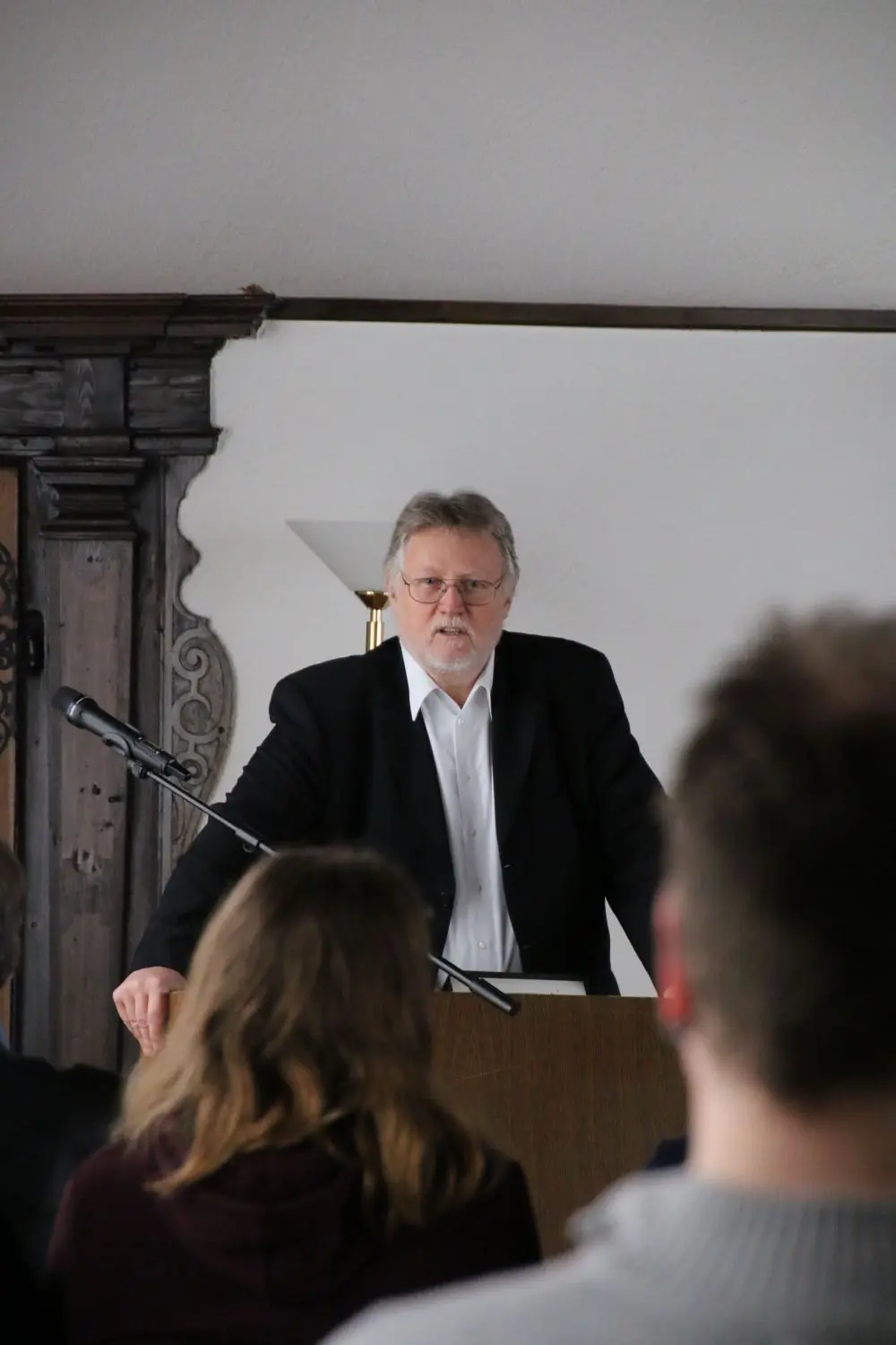 IG-Kunst-Vorstand Manfred Schwarz führt durch die Preisverleihung.