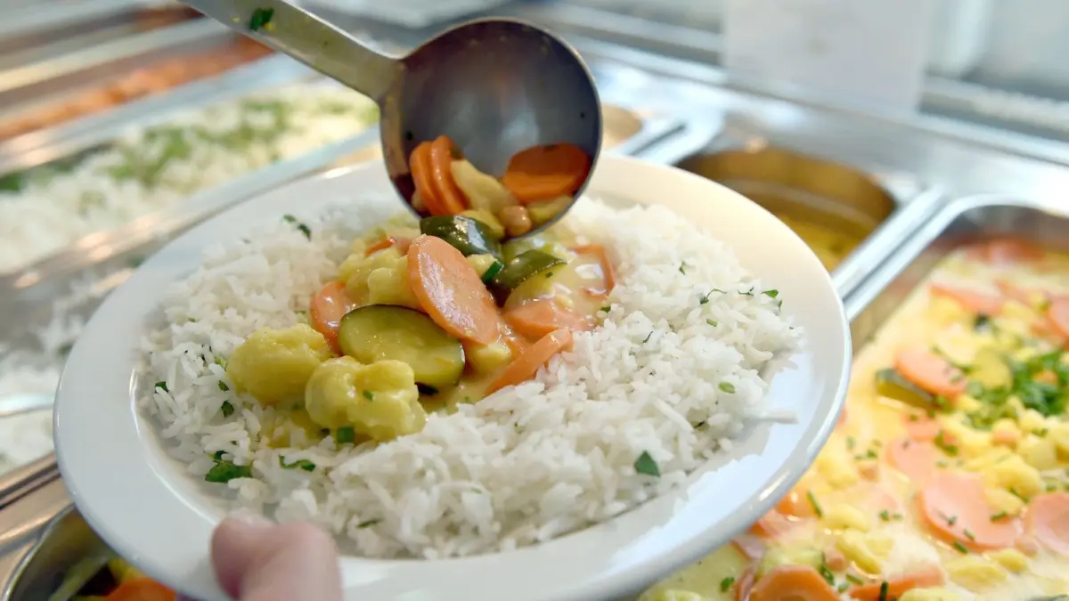 Gaststätten dürfen Essen noch liefern oder es kann von Kunden abgeholt werden.
ARCHIV - 22.05.2017, Nordrhein-Westfalen, Gelsenkirchen: Curry-Gemüse und Reis gibt es in einer Kantine zum Mittagessen. (Zu dpa "Kohl und Möhren statt Fertig-Schnitzel - Tests für nachhaltiges Essen" vom 18.03.2018) Foto: Caroline Seidel/dpa +++ dpa-Bildfunk +++