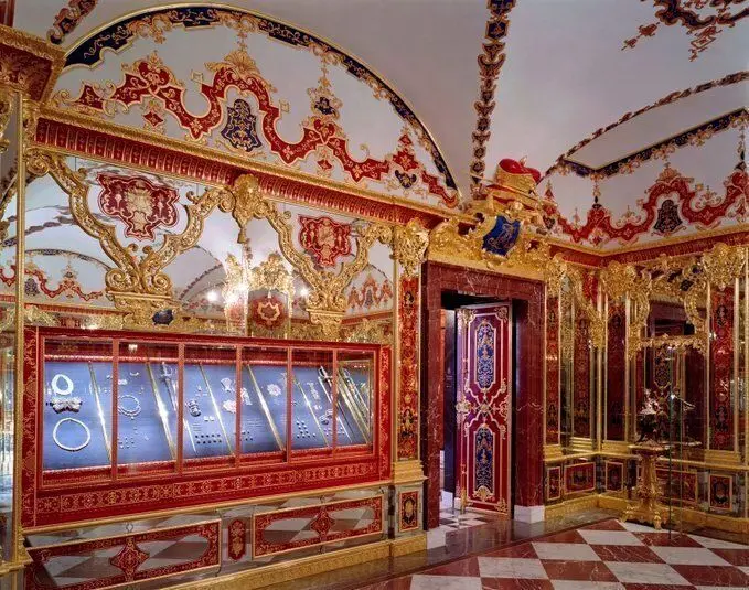 Die undatierte, von der Staatlichen Kunstsammlung Dresden herausgegebene Aufnahme zeigt den Schmucksaal des Grünen Gewölbes.