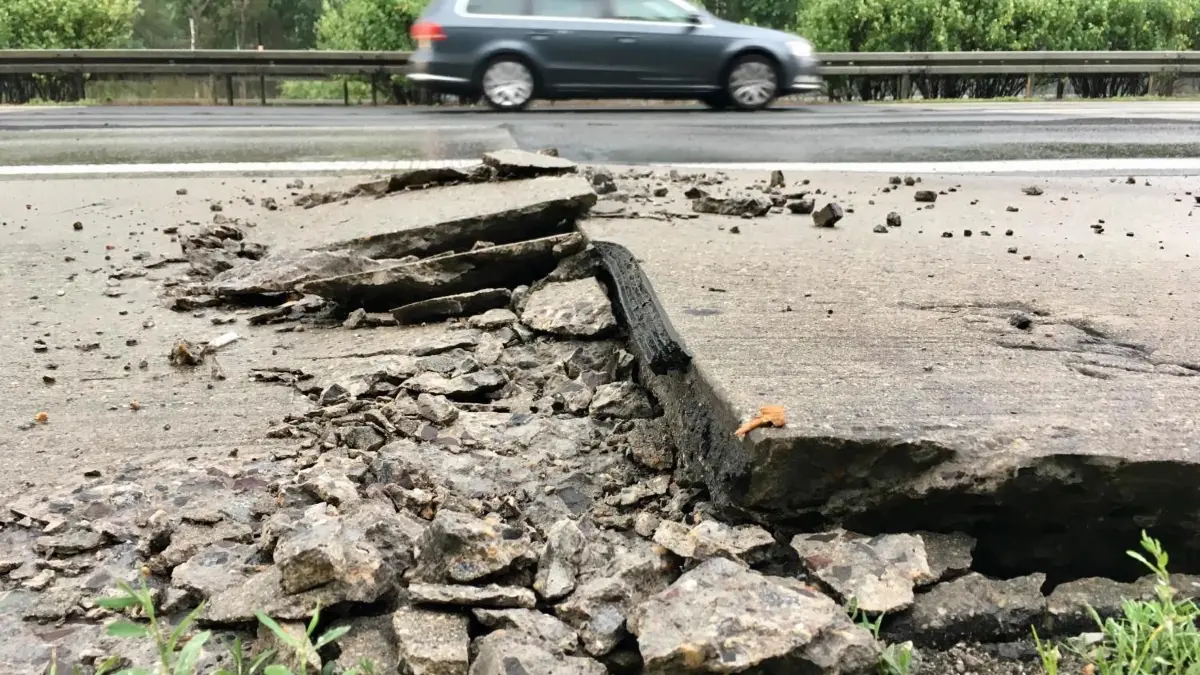 Eine Autobahn in Brandenburg, die der Hitze nicht mehr standhalten konnte.