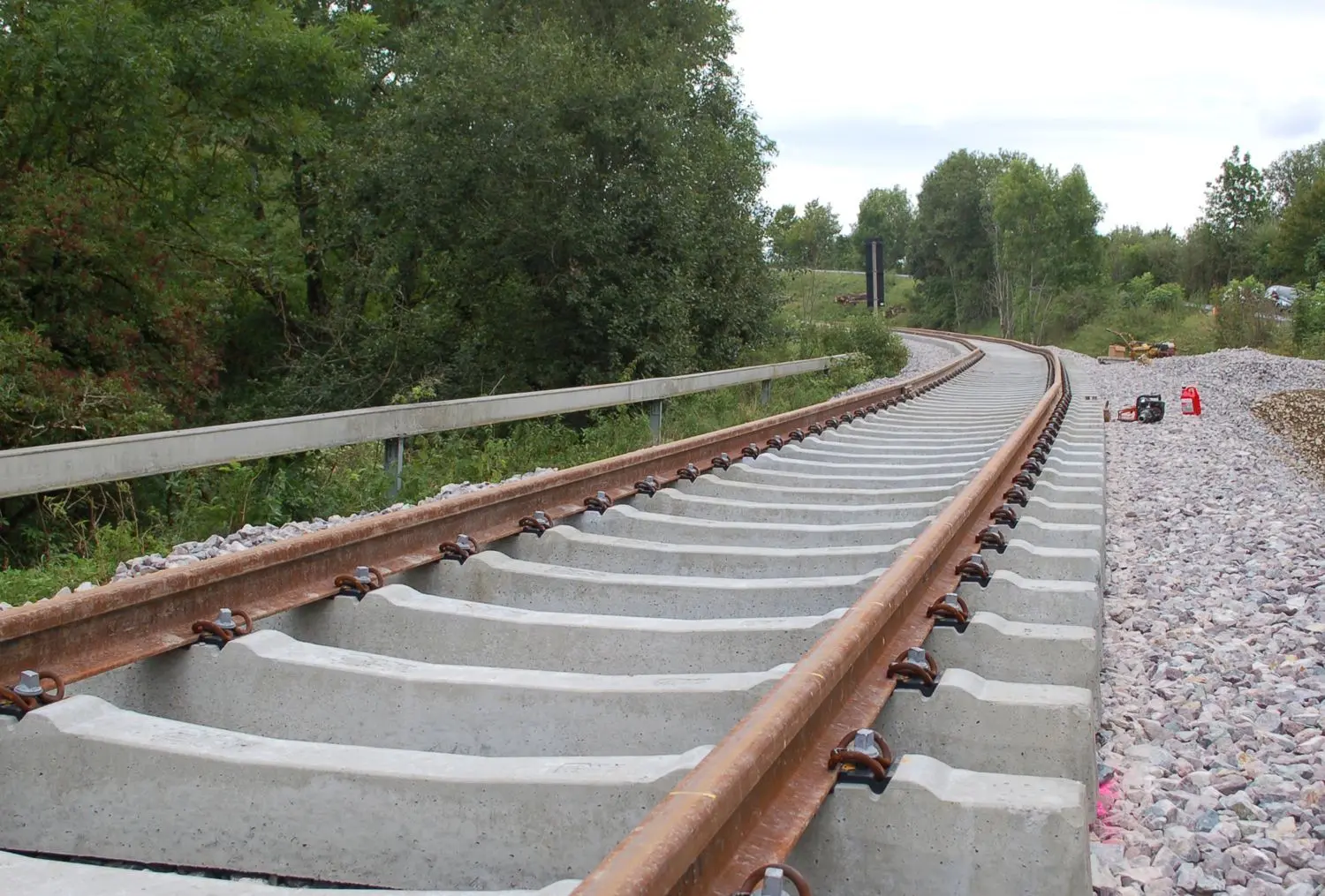 So sieht die neu geschaffene Gleisstrecke aus. Die Holz- sind durch Betonschwellen ersetzt.