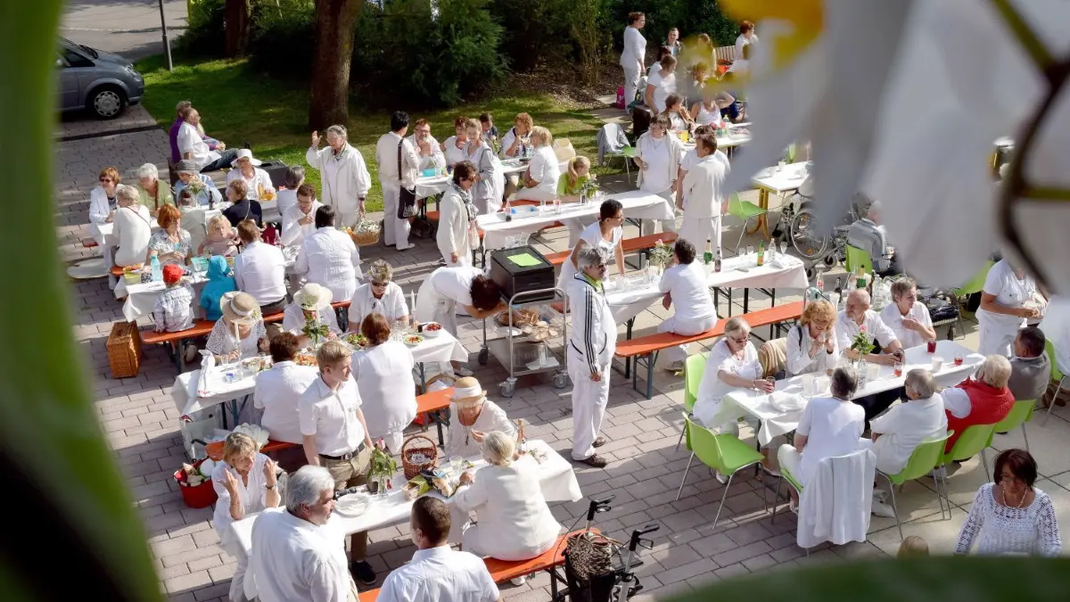 Das White Dinner auf dem Neuen Rathausplatz in Münsingen muss heute dem regnerischen Wetter weichen. Ein anderer Termin ist aber schon gefunden.
White Dinner