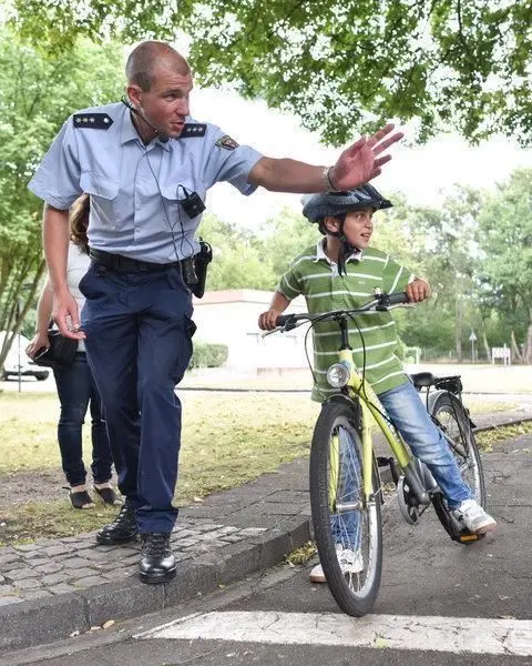 Schon cool, wenn ein echter Polizist einem die Verkehrsregeln erklärt.  Experten halten die Verkehrsschulen für ein hervorragendes Mittel, um Kinder auf die Gefahren im Verkehr vorzubereiten.