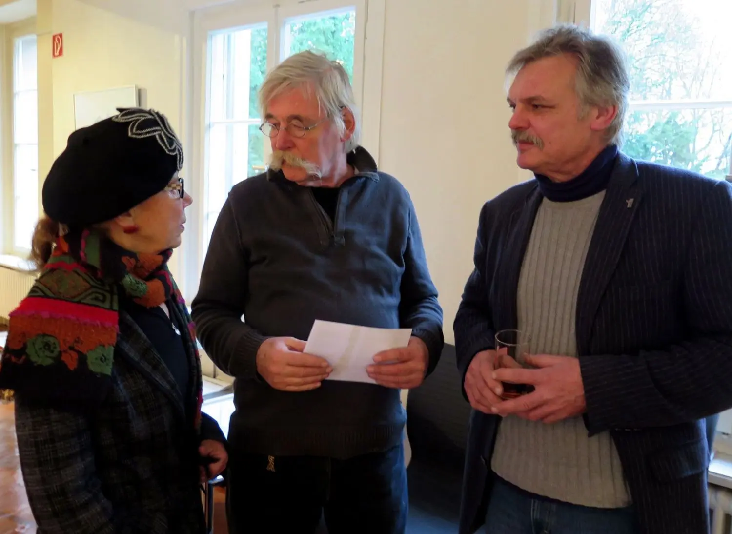 Ausstellungsorganisatorin Angelika Kalchert im Gespräch mit den Künstlern Albrecht A. Bopp und Josef Nadj, die ihre Werke im Frühjahr in der Villa zeigen. ⇥