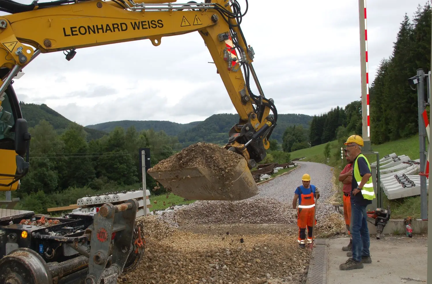 20 000 Tonnen Schotter wurden vom örtlichen Transportunternehmen Rieber angefahren und abgeladen. Am Montag dürfte die letzte Fuhre angekommen sein.