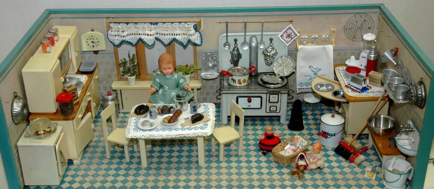Das werden Erinnerungen an die eigene Kindheit wach – so eine Puppenstube stand früher in vielen Kinderzimmern.