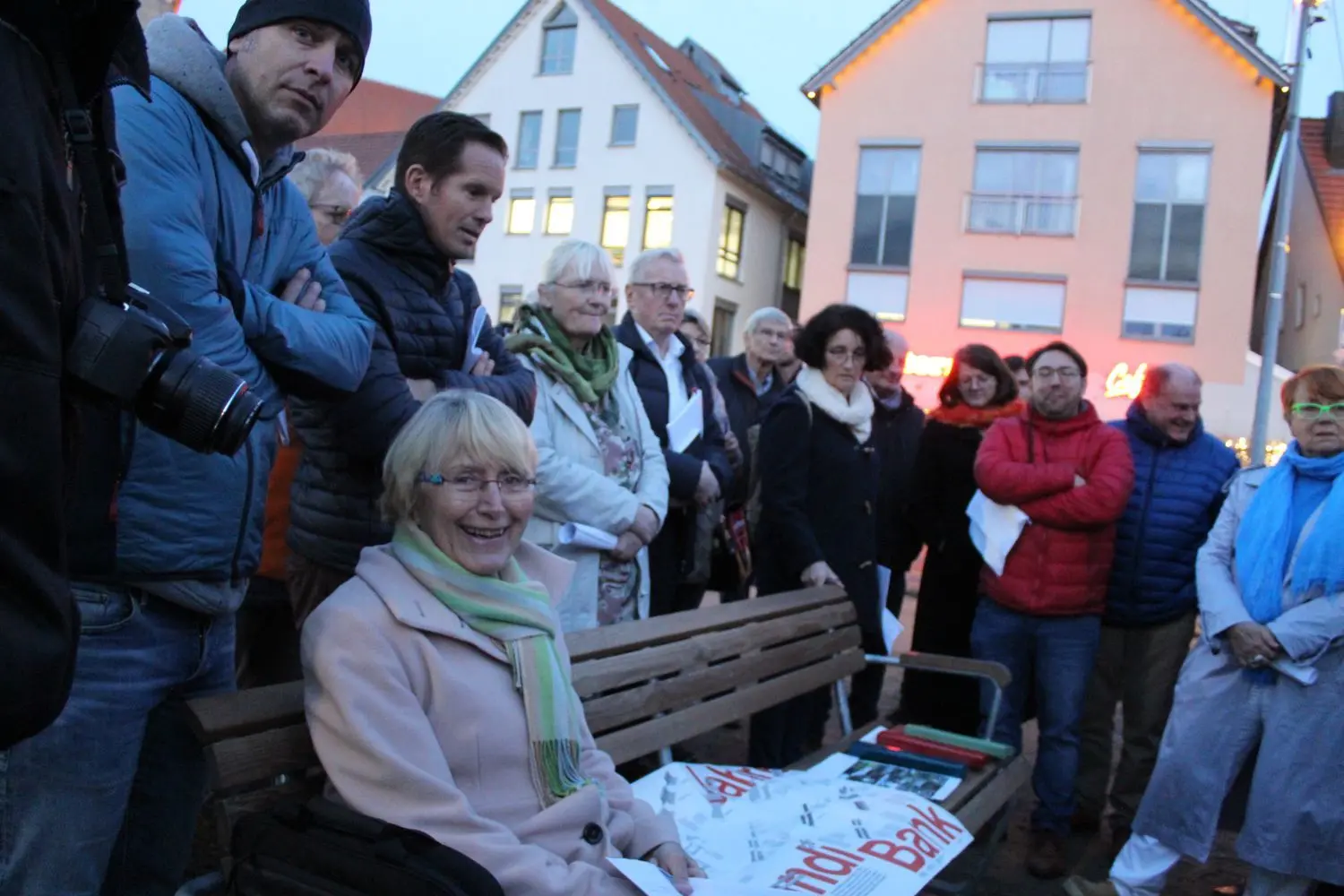 Margret Simoneit sitzt schon mal Probe. Diese „Landi-Bank“ aus Schweizer Eschenholz wählte das Gremium für den Platz aus. Gut 30 davon werden aufgestellt werden.⇥