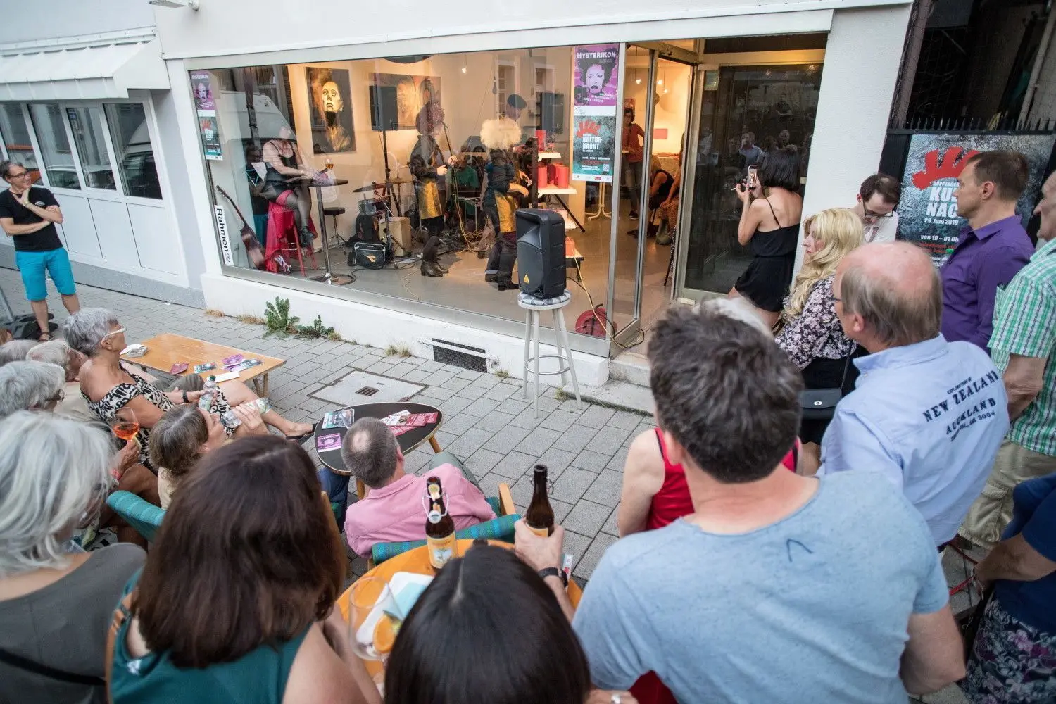 Kultur hinter dem Fensterrahmen der Pfarrstraße 18 ­erleben die Kulturnacht-Besucher,  die es sich hier ­gemütlich machen.